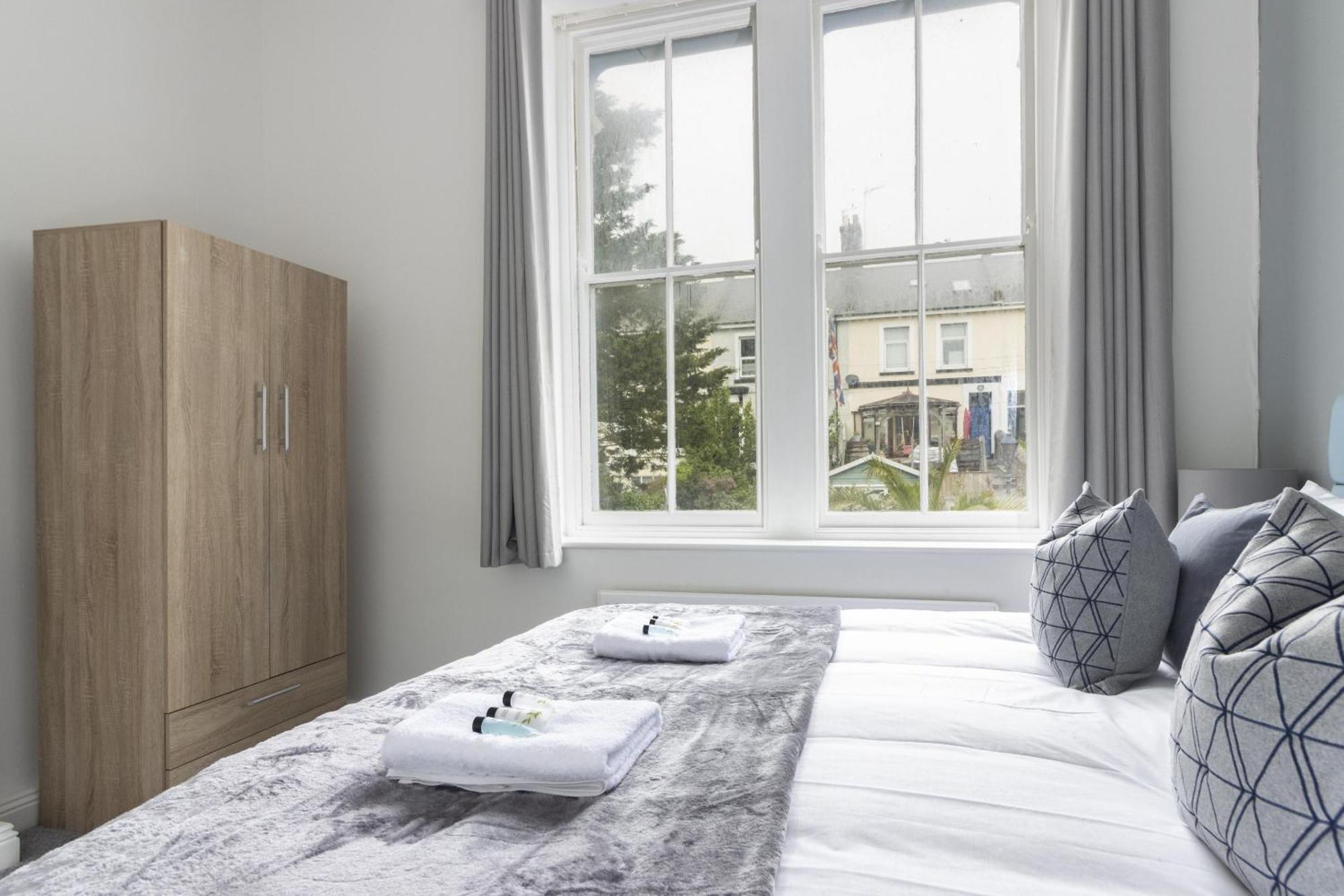 Alexandra - Large 3 Bed Perfect For Contractors, Free Parking, Fast Wifi And Great Value! Daire Plymouth Dış mekan fotoğraf
